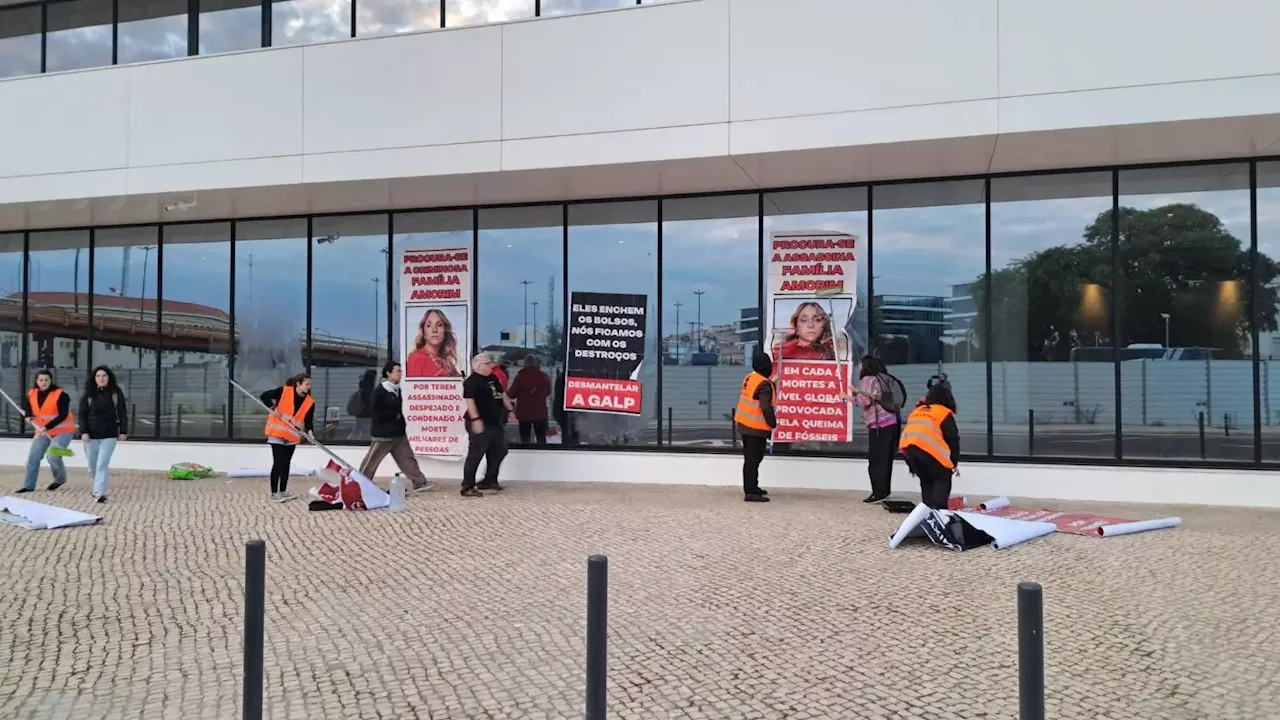 Climáximo cola cartazes de protesto na sede da Galp