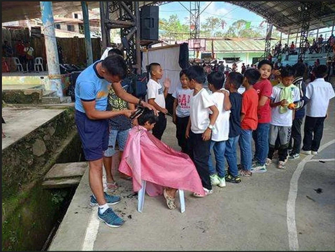 Mga pulis nilusad og libre nga pagpanupi