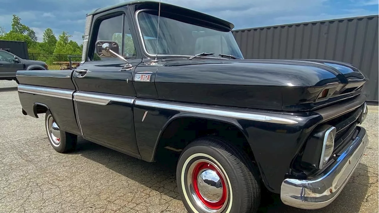 Rescató una pick up Chevrolet de 1965 y piensa venderla en más de US$825.000 tras colocarle dos ruedas más: el antes y el después