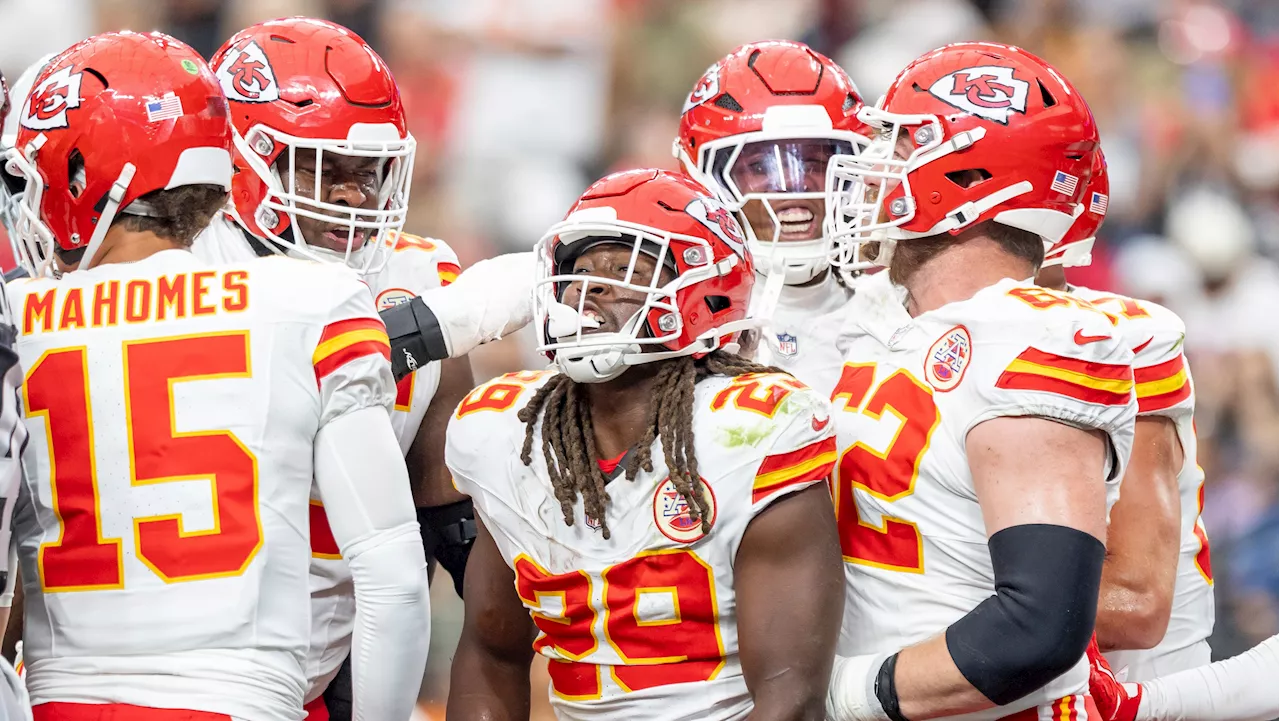 Mahomes passes for 262 yards and two TDs, Chiefs beat Raiders to improve to 7-0