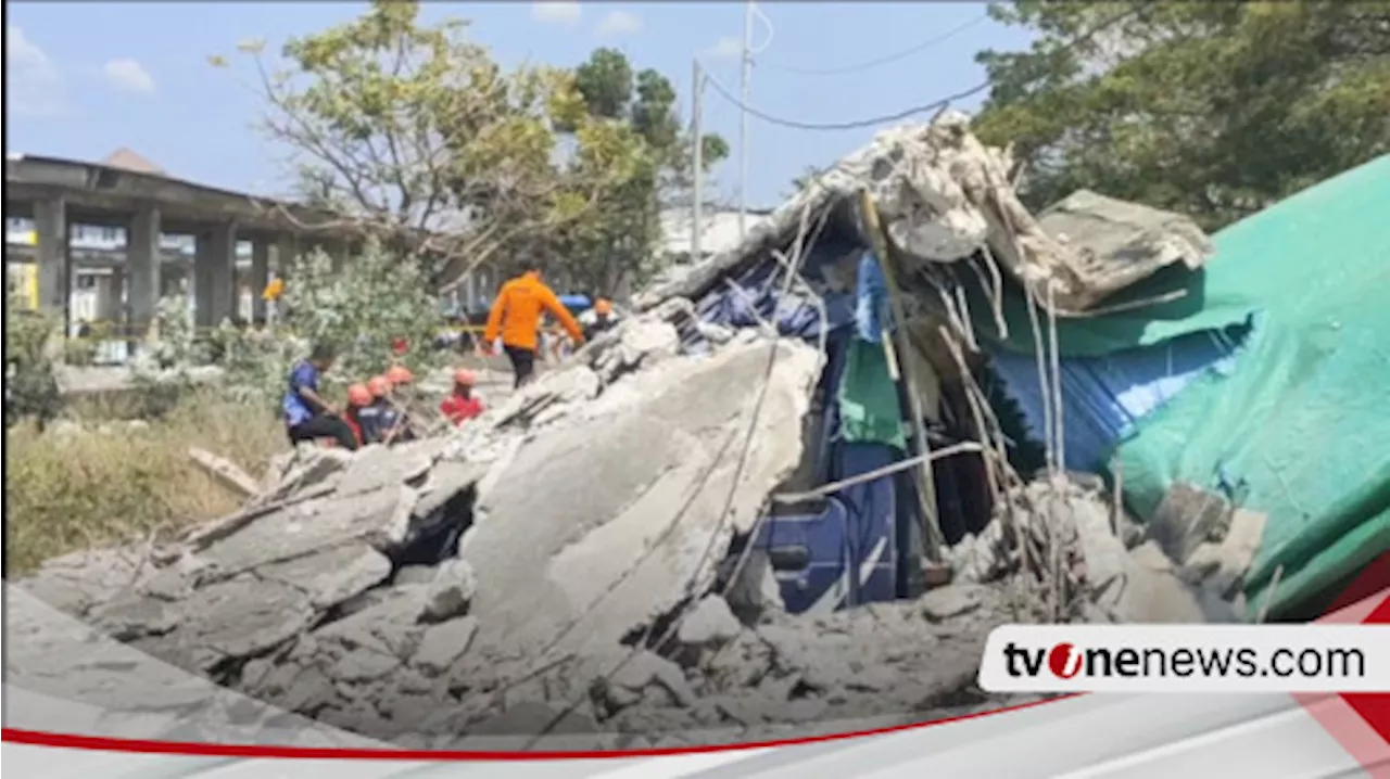 Bangunan Selasar Pasar Wameo Bau-Bau Roboh Timpa Warga dan Kendaraa