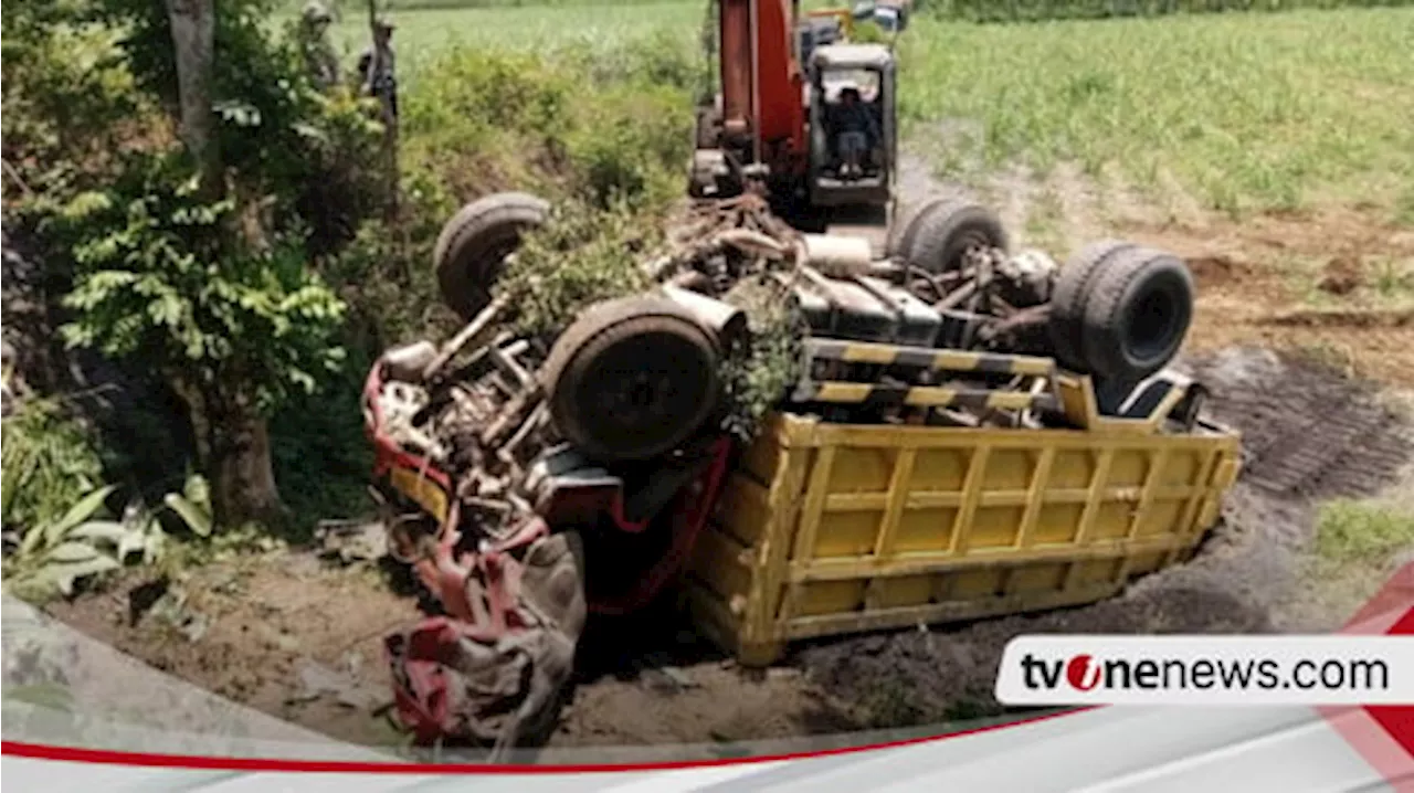 Truk Angkutan Pasir Terguling di Lumajang, Sopir Tewas Terjepit Kabin Kendaraan