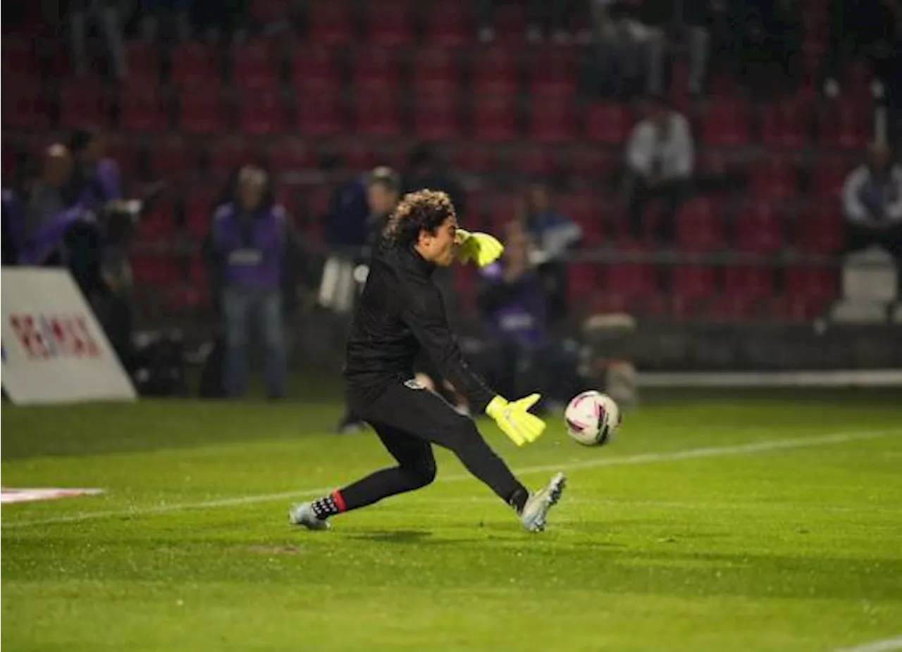 Guillermo Ochoa recibe su primera goleada en el AVS a manos del Porto