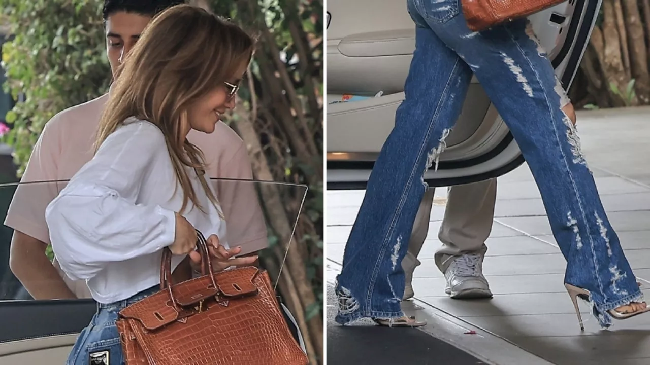 Jennifer Lopez luce jeans acampanados rotos con blusa cropped