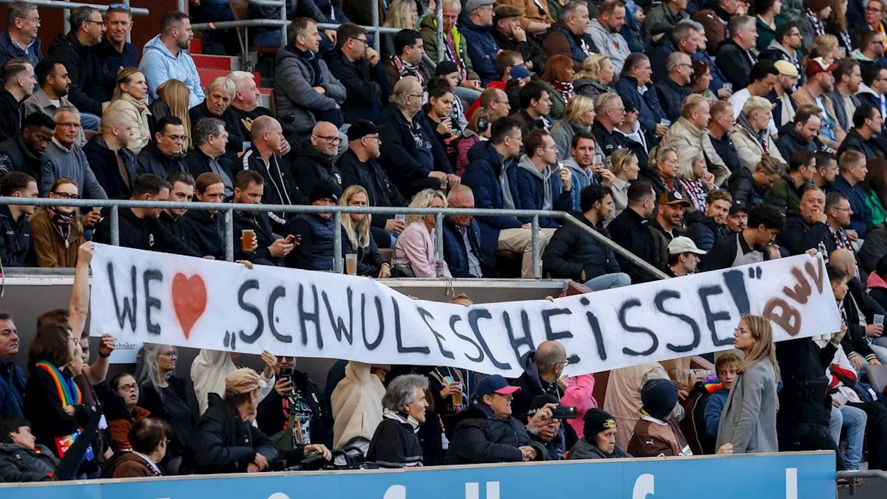 Die 11FREUNDE-Kurvenschau: „We love schwule Scheiße'