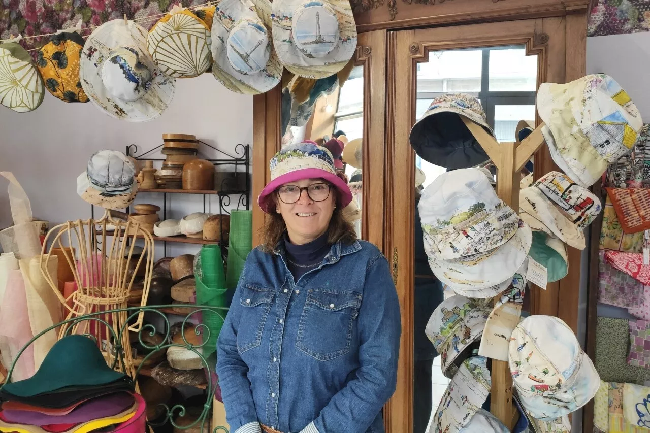 Cette artisane de Cherbourg envoie des chapeaux qu’elle fabrique pour des grands magasins au Japon