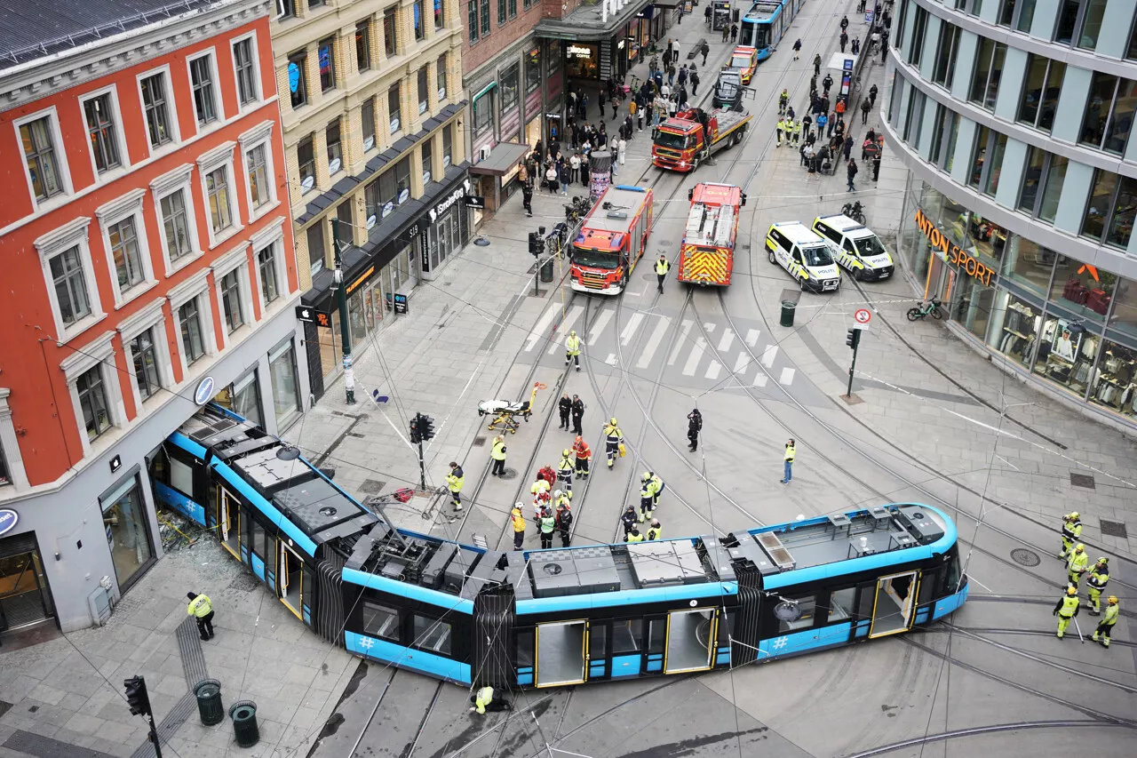 Un 'tramway fou' déraille et finit sa course dans un magasin à Oslo, un accident rarissime