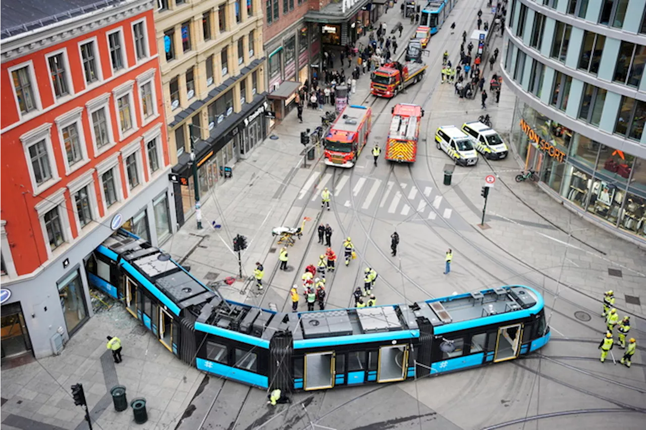 Tram deraglia e si schianta contro un negozio a Oslo