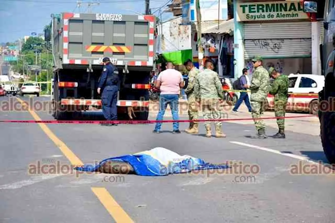 Camión del Ejército atropelló y mató a hombre, en Sayula de Alemán