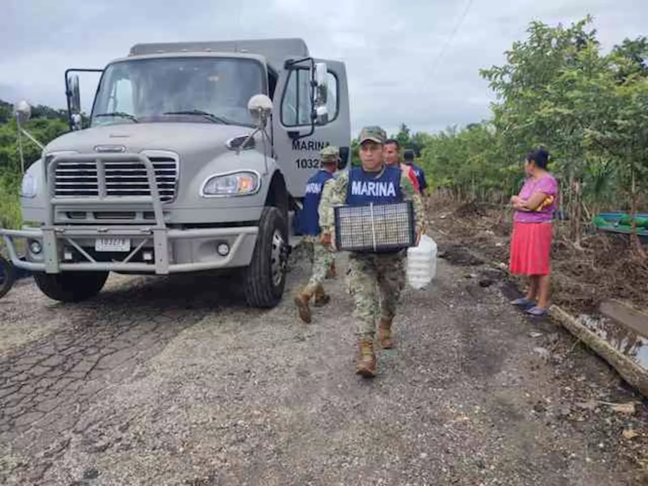 Marina repartió ayuda en zonas afectadas por inundaciones, en Minatitlán