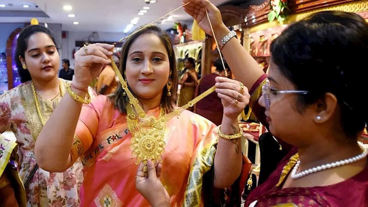 Gold Silver Price: धनतेरस के दिन सोना 300 रुपये चढ़कर 81,400 रुपये प्रति 10 ग्राम पर, चांदी 200 रुपये उछली