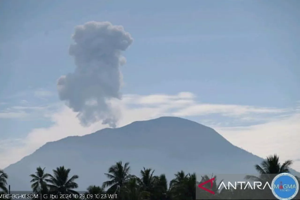 Gunung Ibu di Halmahera Barat erupsi Selasa pagi