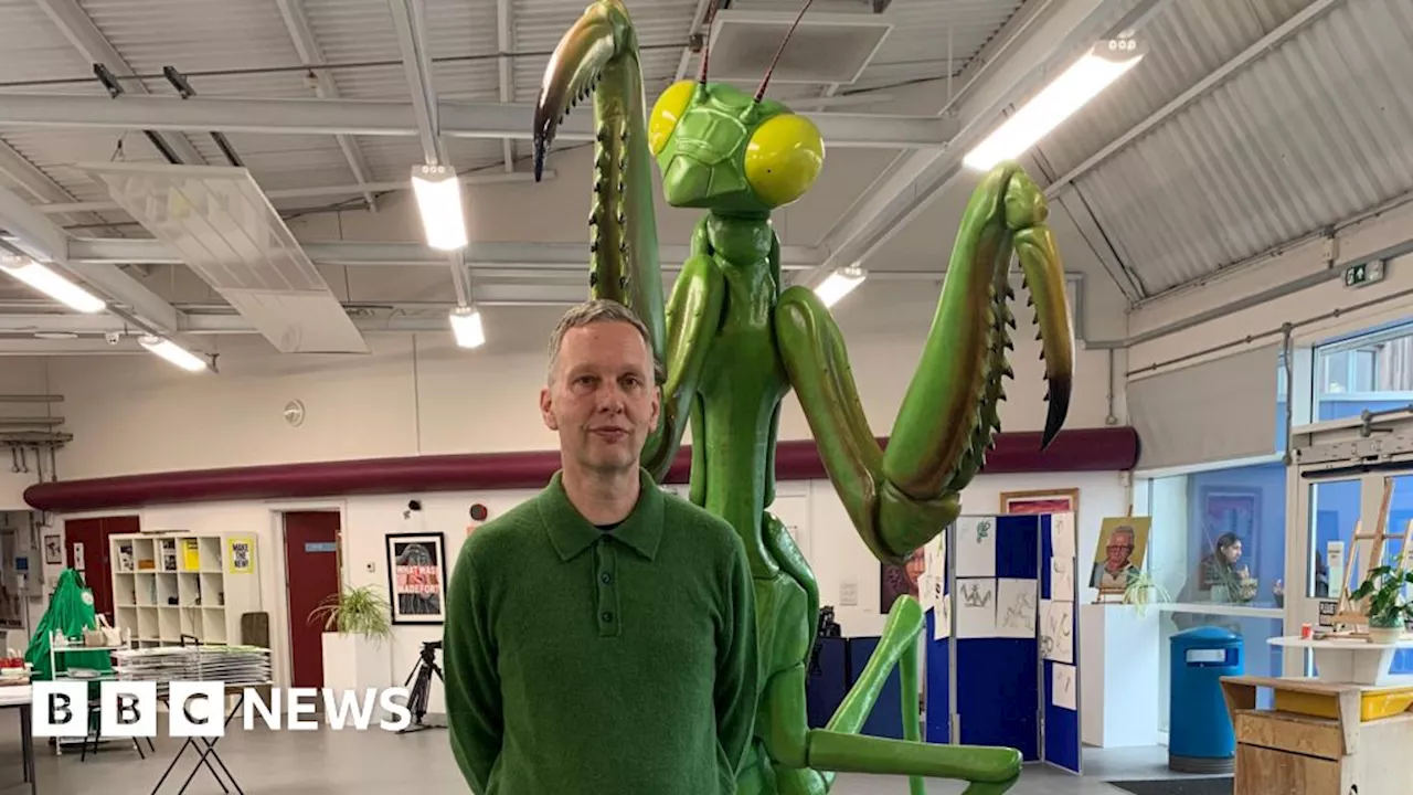 Renowned artist returns to Leicestershire school with giant mantis