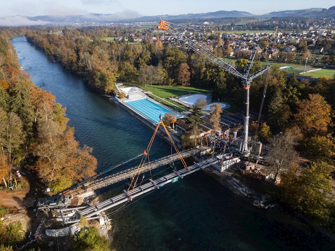 Münsingen: Neue Schützenfahrbrücke über Aare eingebaut