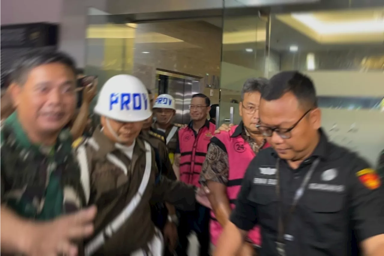 Foto Tom Lembong Senyum & Pakai Rompi Pink saat Diseret ke Mobil Tahanan Kejagung