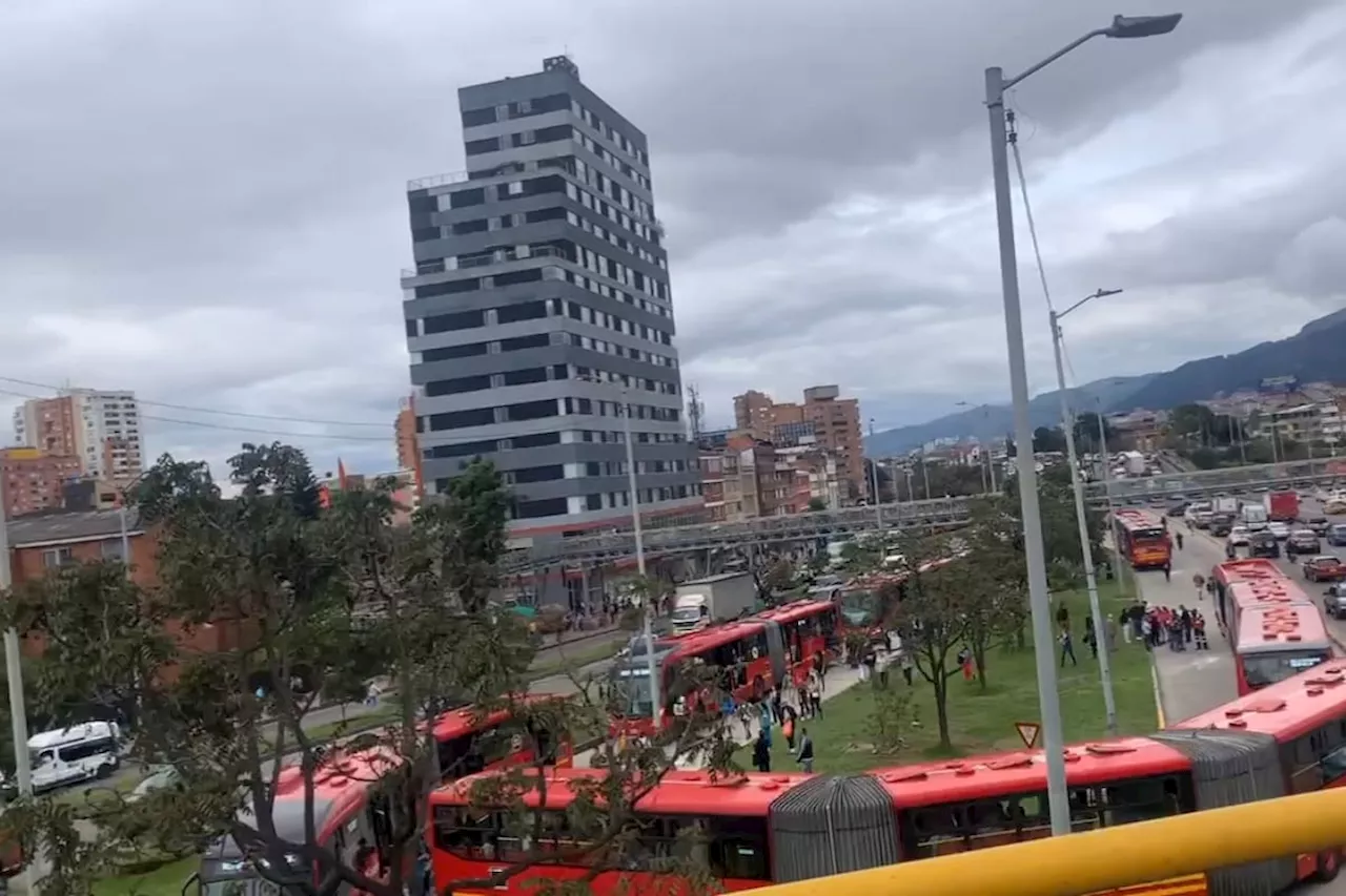 Vendedores ambulantes protestan en Bogotá y generan cierres en estaciones de TransMilenio