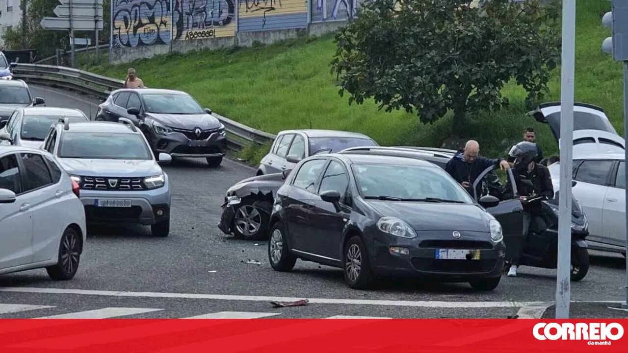 Acidente com cinco carros corta acesso na saída para Telheiras no Eixo Norte-Sul