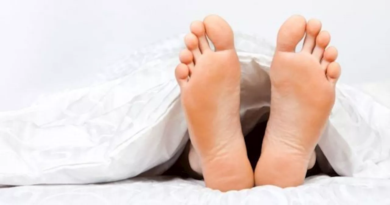 Qué significa dormir con los pies afuera de las sábanas, según especialistas del sueño