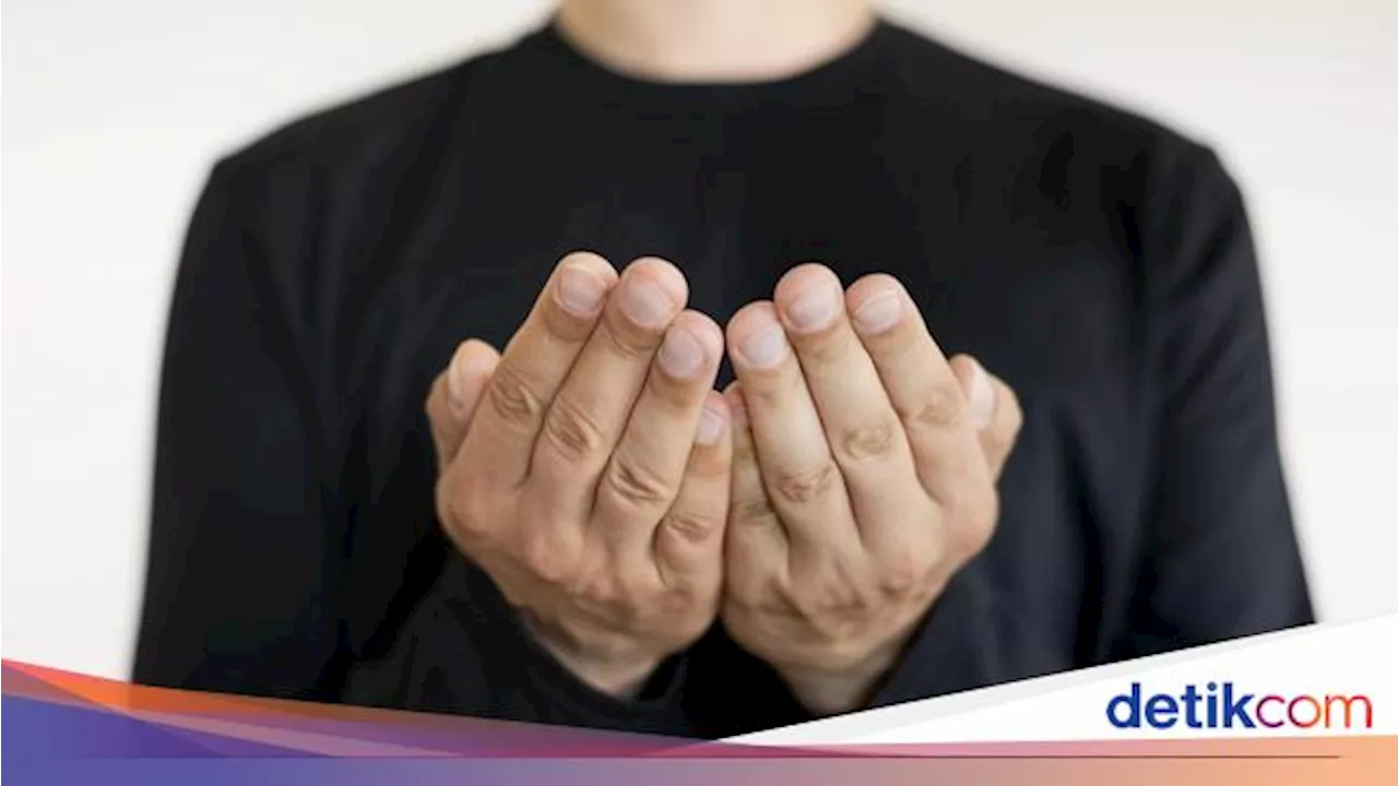 Apakah Mengangkat Tangan saat Berdoa Hukumnya Wajib?