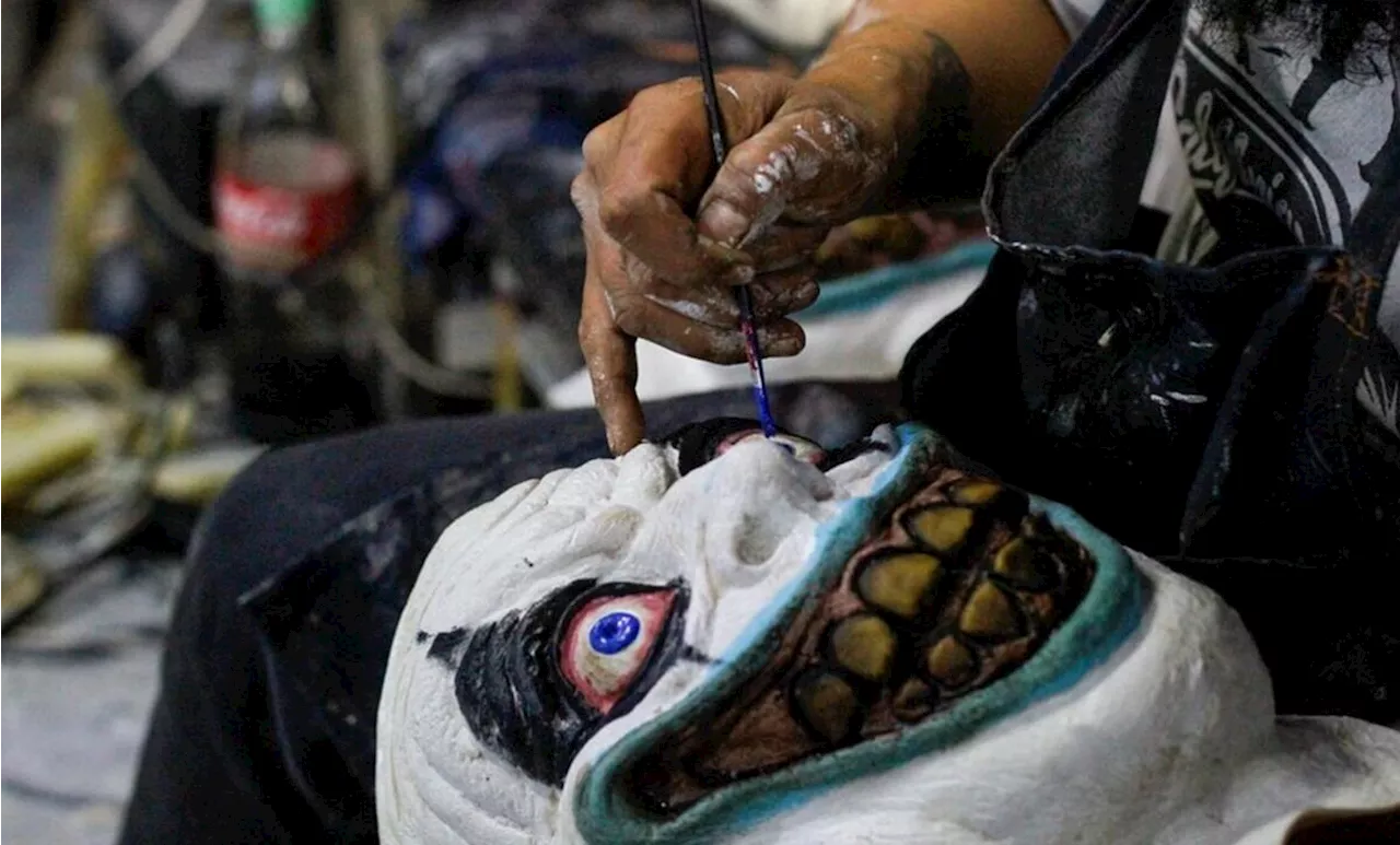 FOTOS: Manos mexicanas moldean las máscaras para Día de Muertos y Halloween