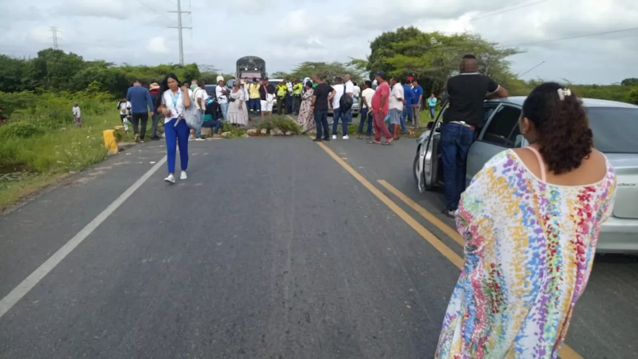 Dos bloqueos en vías de La Guajira, uno por salarios atrasados y otro por educación