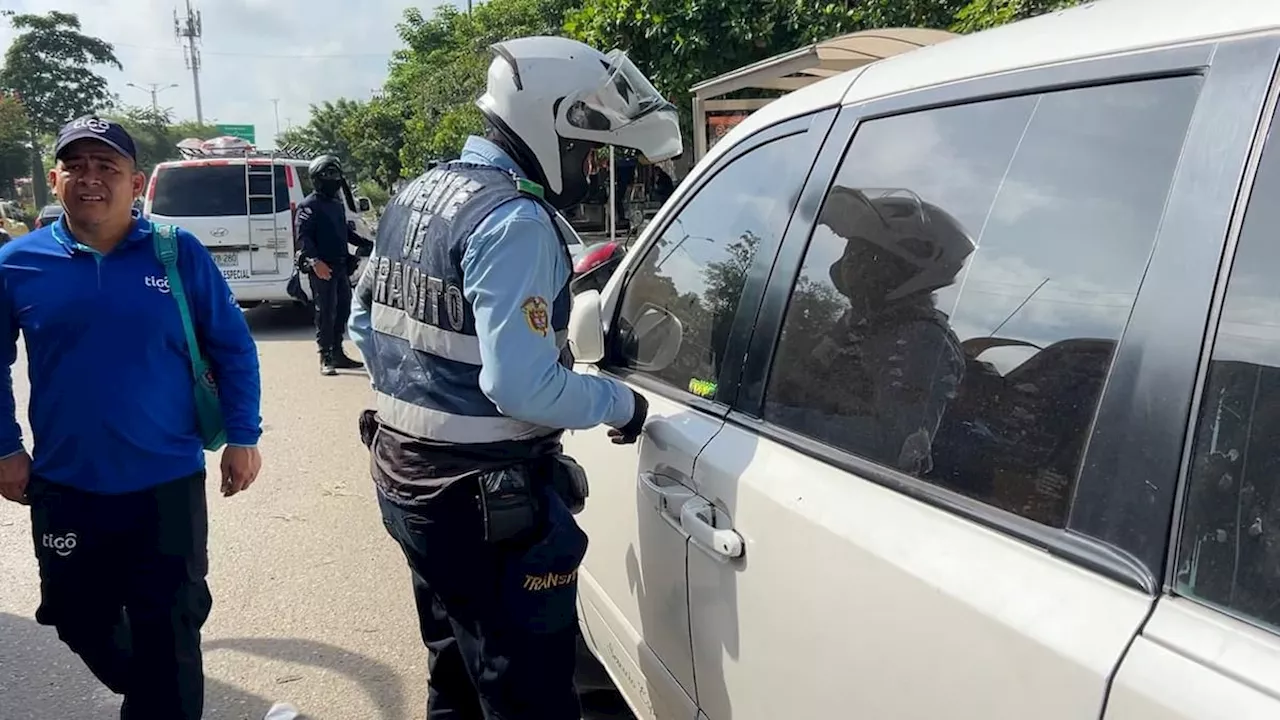 Tránsito de Soledad despliega plan operativo para mitigar el parqueo ilegal en la calle 30