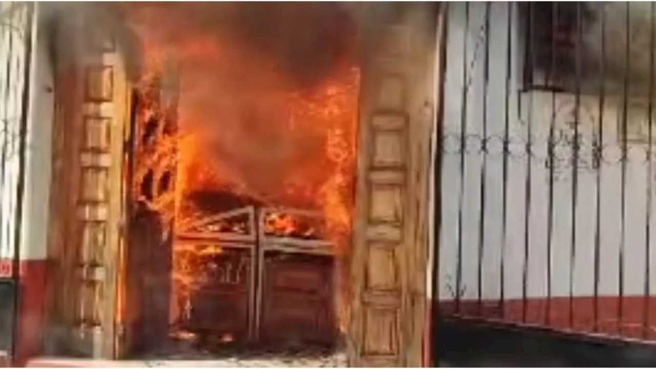 VIDEO: incendio consume biblioteca de la Universidad del Mar en Puerto Escondido