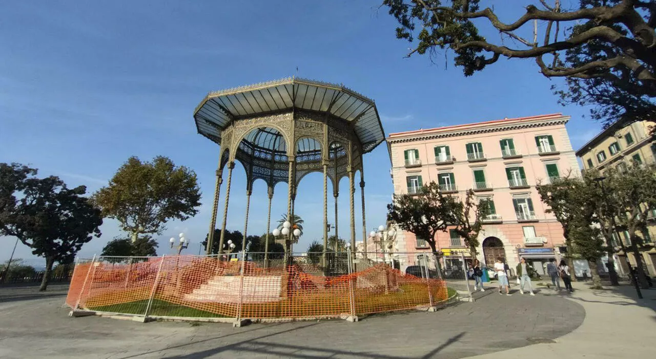 Ragazzo pestato dal branco a Castellammare di Stabia, passanti filmano e non intervengono. «Hai visto che calc