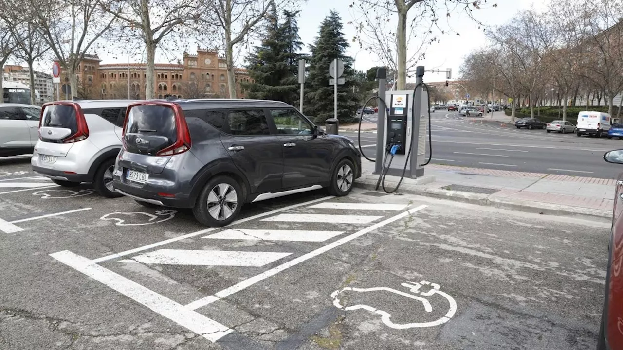 ¿Pueden multarte si aparcas tu coche en varias plazas de aparcamiento a la vez?