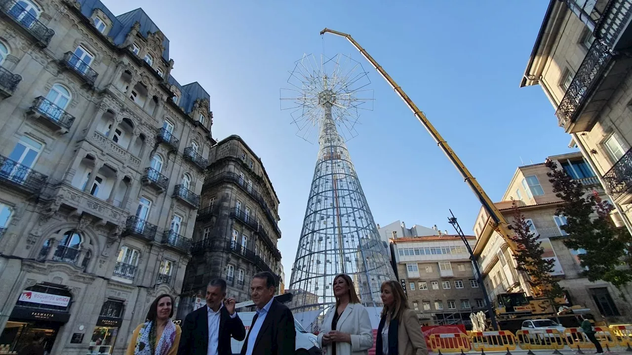 Vigo culmina el montaje del árbol de Navidad, que 'llegará a Marte'