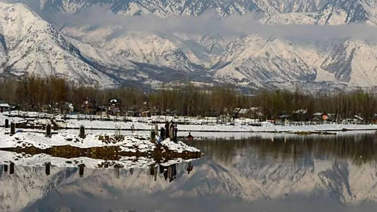 बर्फ की चादर से ढकना शुरू हुआ कश्मीर, घाटी के ऊपरी इलाकों में बारिश की संभावना; कैसा रहेगा अगले 2 दिनों तक मौसम?