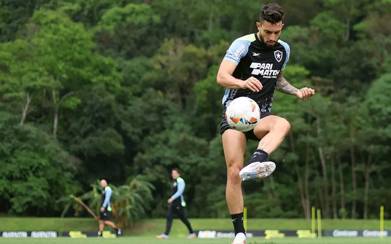 Alex Telles e Gatito viajam ao Uruguai após desfalcarem o Botafogo no Brasileirão