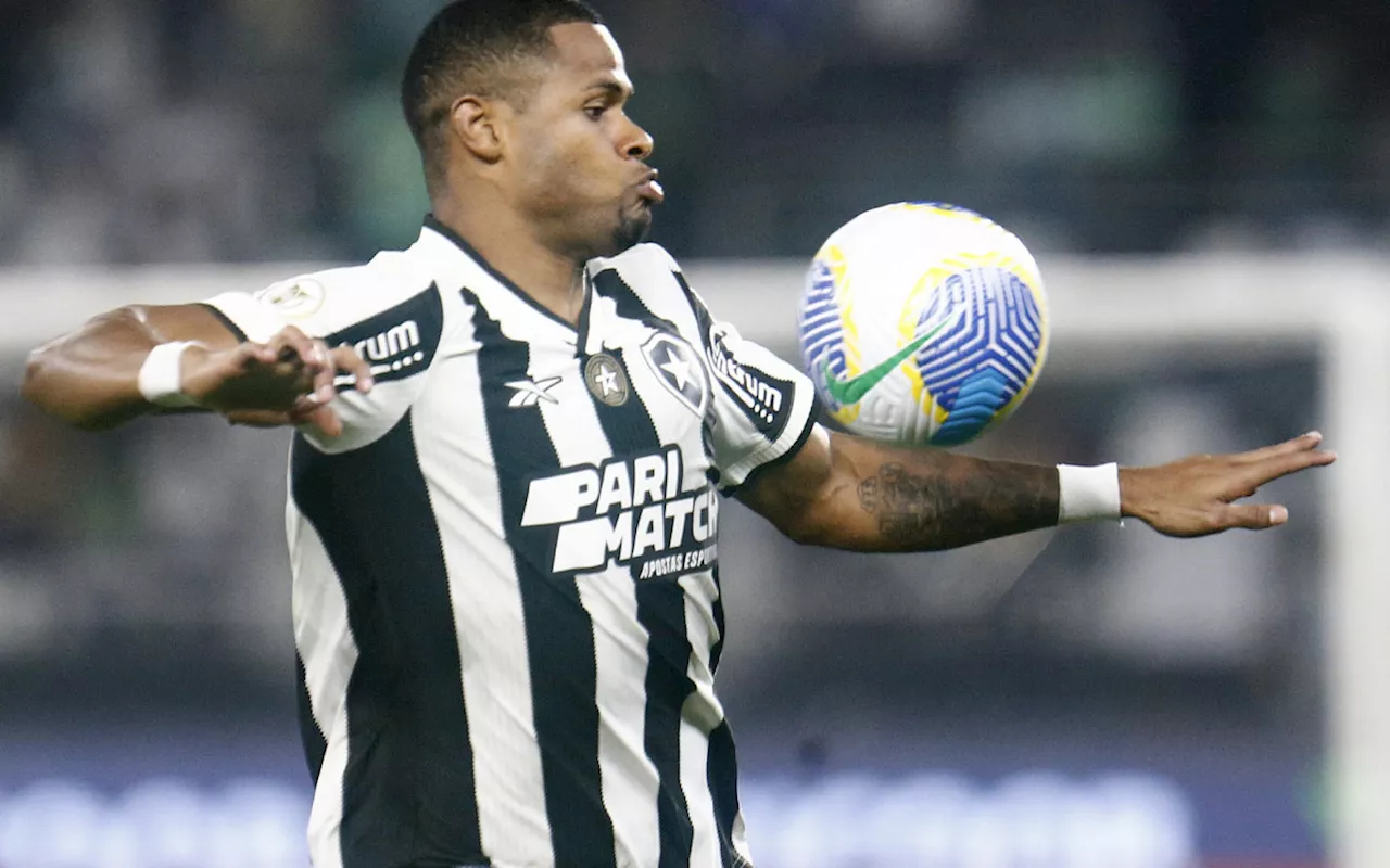 Júnior Santos evolui em recuperação e pode ficar à disposição no Botafogo contra o Vasco