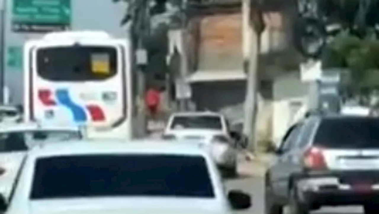 Homem é levado pendurado em janela de carro na Avenida Brasil após tentar roubar celular; vídeo