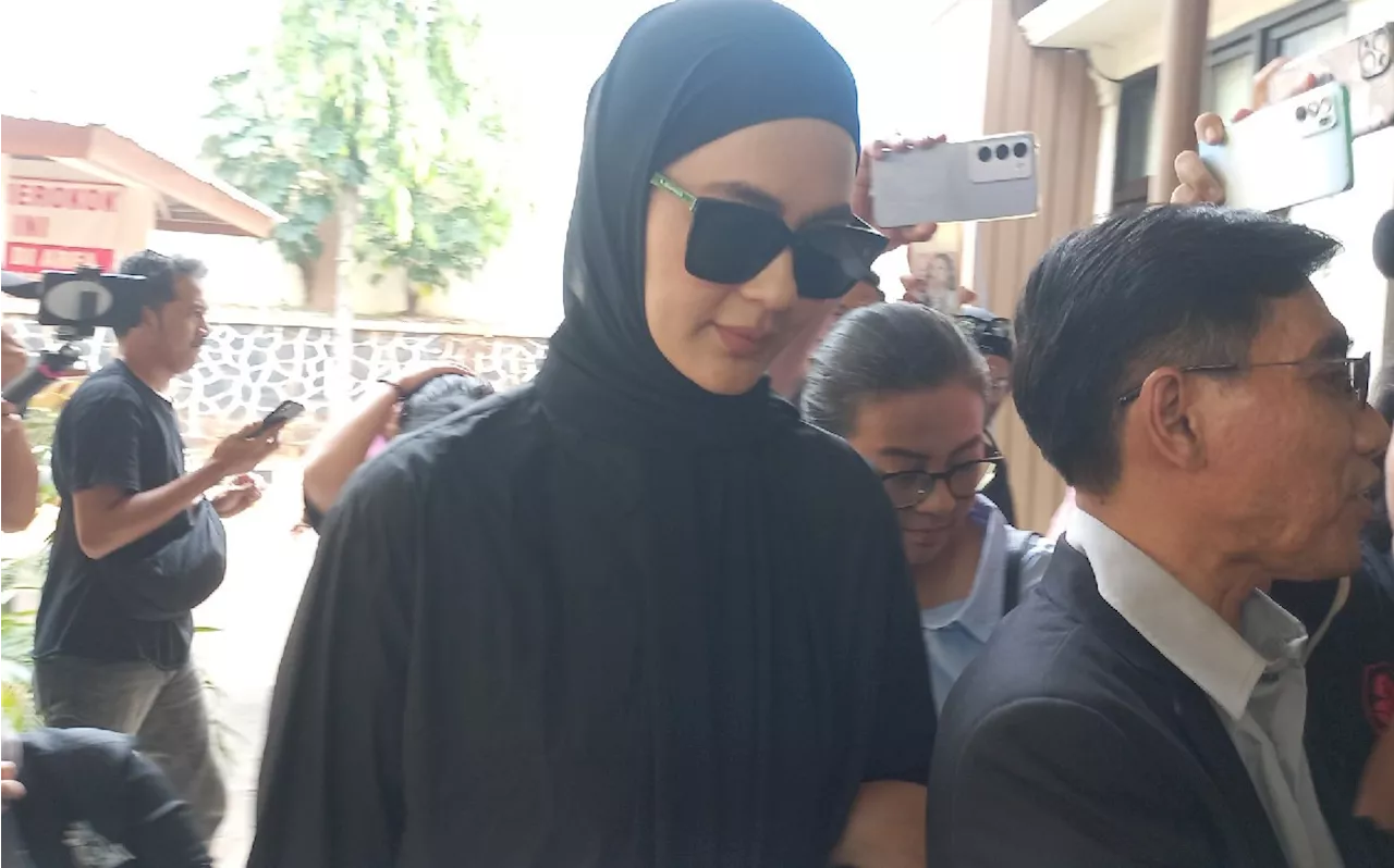 3 Berita Artis Terheboh: Sidang Perceraian Paula-Baim Berlanjut, Inara Rusli Pamer Akta Cerai