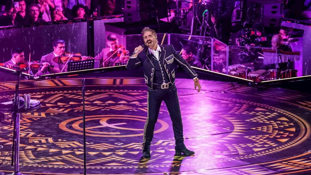 Alejandro Fernández rinde homenaje al ‘Rey’ en la Plaza de Toros México