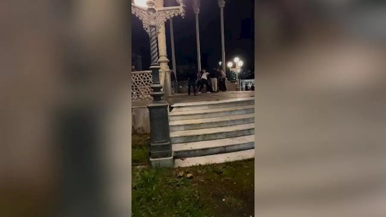 Castellammare di Stabia, uomo senza fissa dimora preso a calci e pugni: il video dell'aggressione