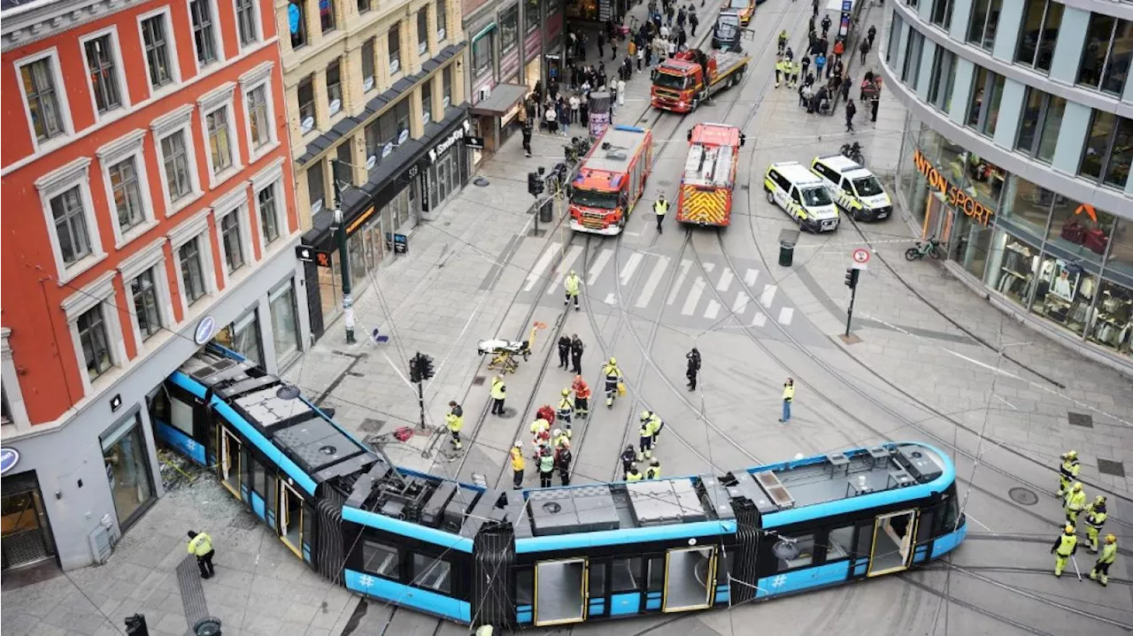 «Les gens sont devenus un peu hystériques» : un tramway déraille et finit sa course dans un magasin à Oslo