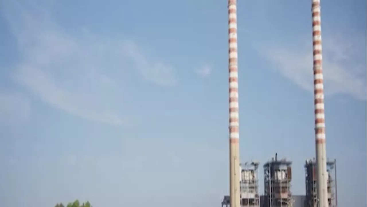 Livorno, abbattute le ciminiere dell&#039;ex centrale Enel a Piombino: il momento del crollo