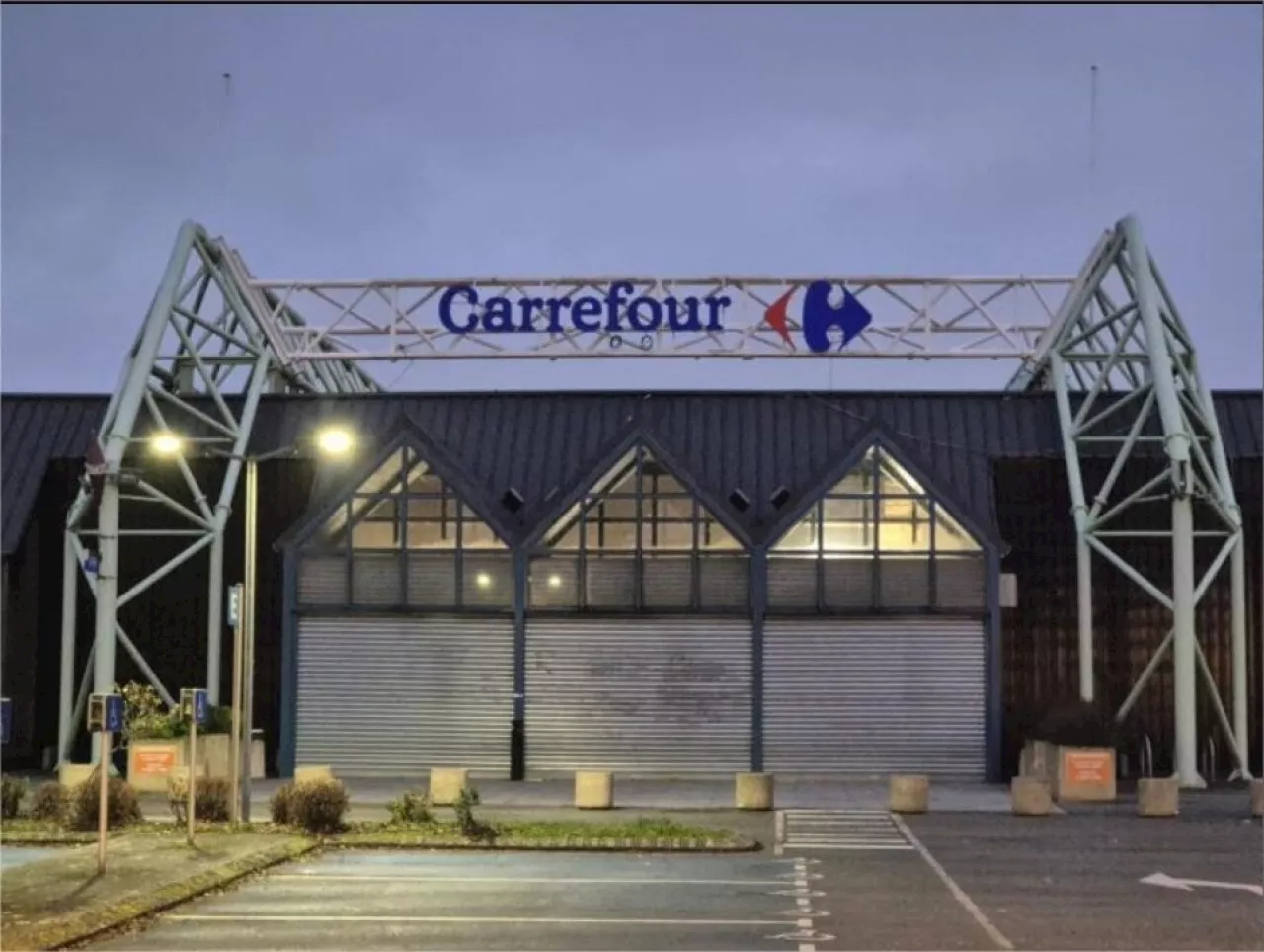 A l’entrée de Saint-Malo : Cora devient Carrefour mais attend une décision importante