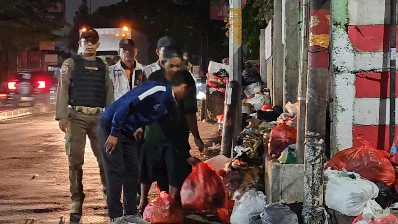 DLHK Depok Tangkap Tangan Sejumlah Warga Membuang Sampah Sembarangan