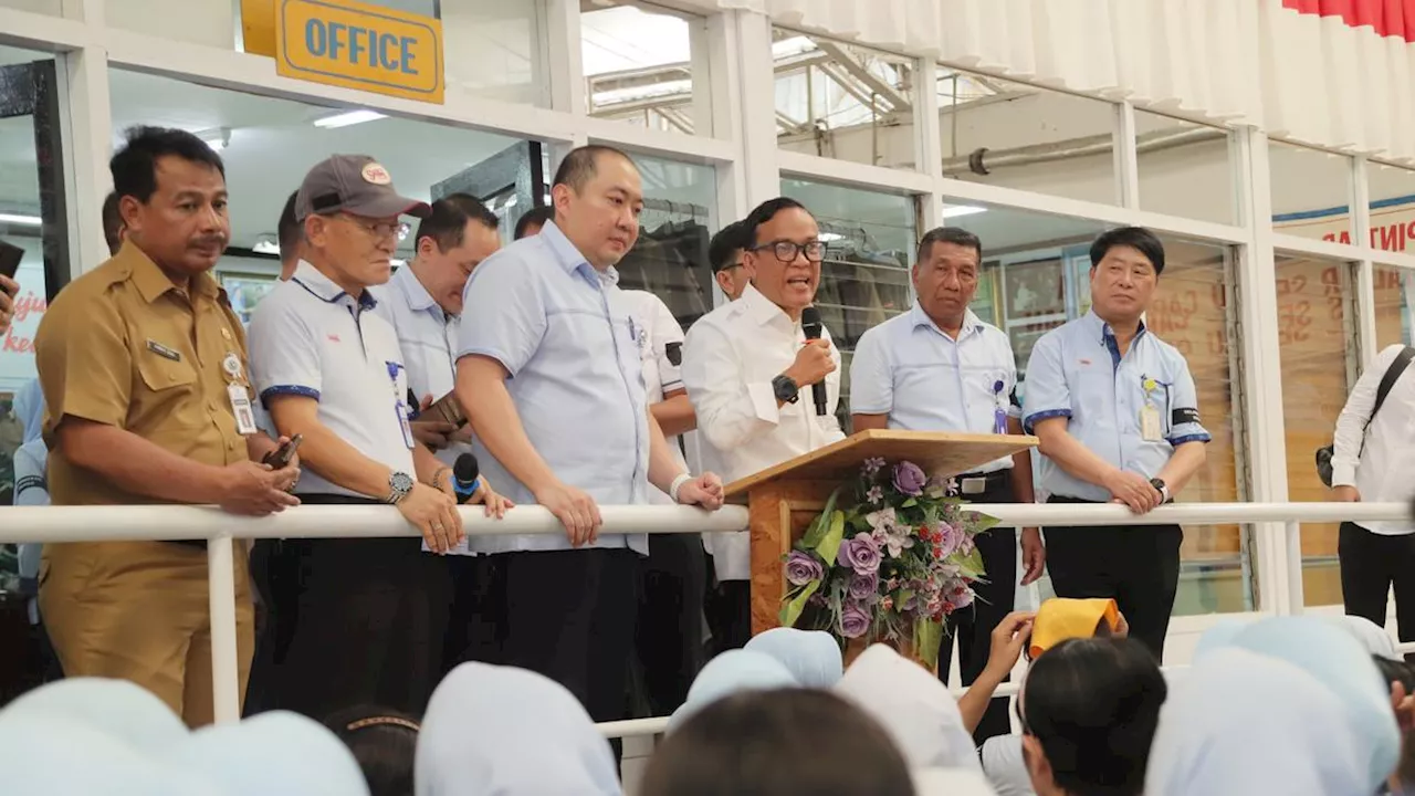 Kemnaker Jamin Sritex Tak Lakukan PHK, Tangis Pekerja Pecah