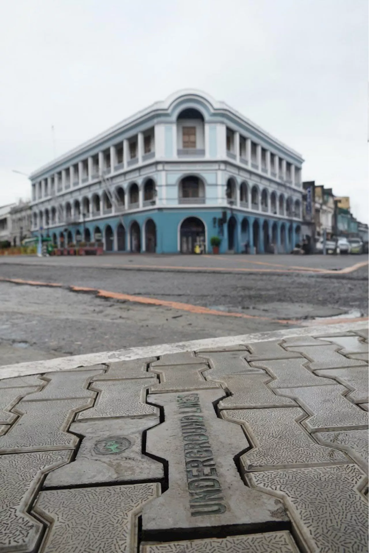 First customer connects to Iloilo City underground electric wiring system