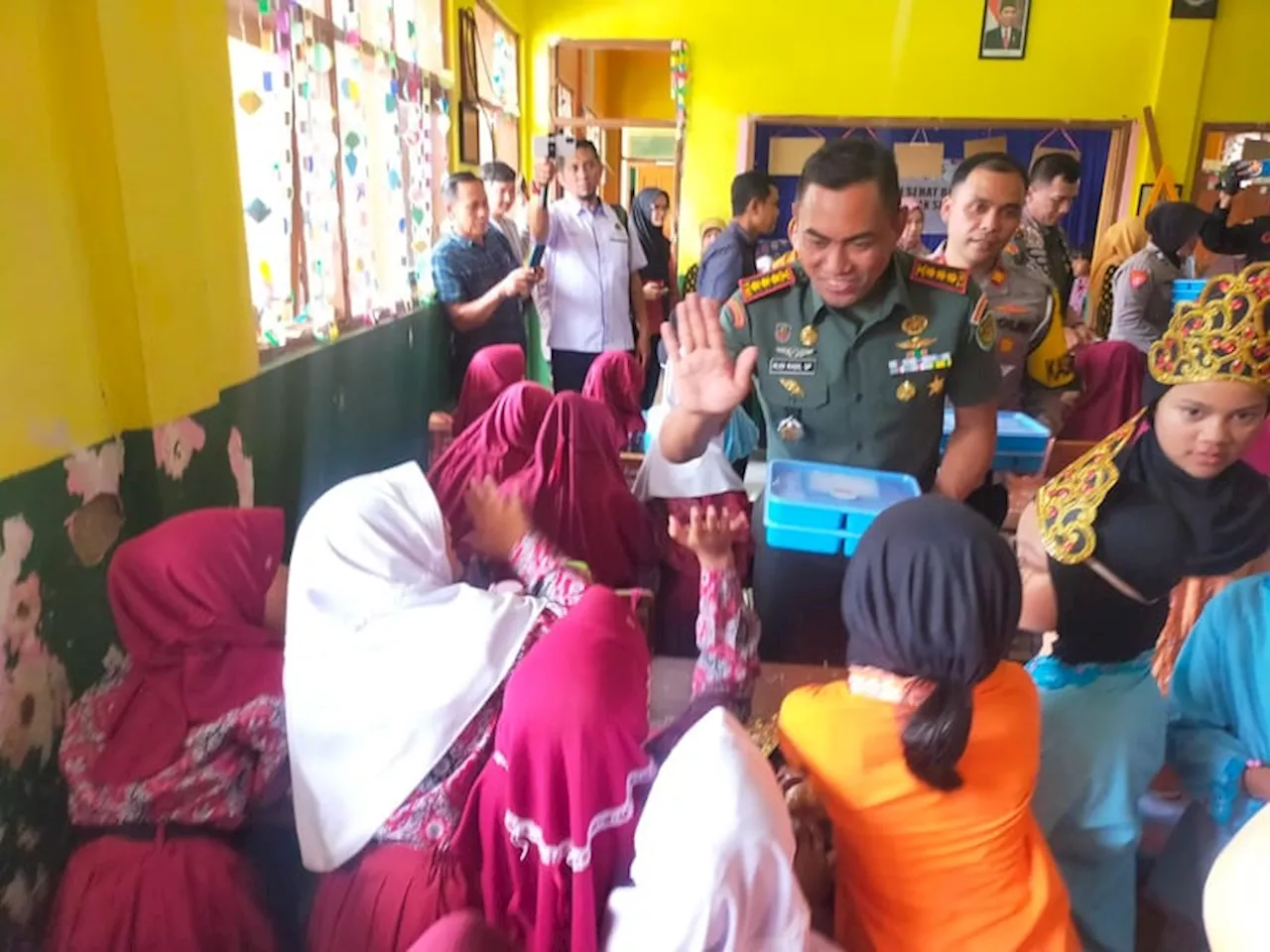 Korem 062 Tarumanagara Bagikan 268 Paket Makan Sehat Bergizi di SDN Dadaha