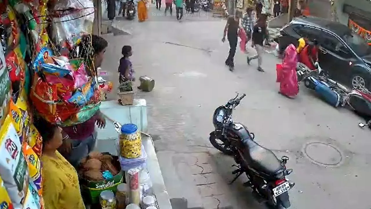 Viral Video : तेज रफ्तार कार ने घर के बाहर रंगोली बना रहीं दो लड़कियों को कुचला, सामने आया खतरनाक वीडियो!