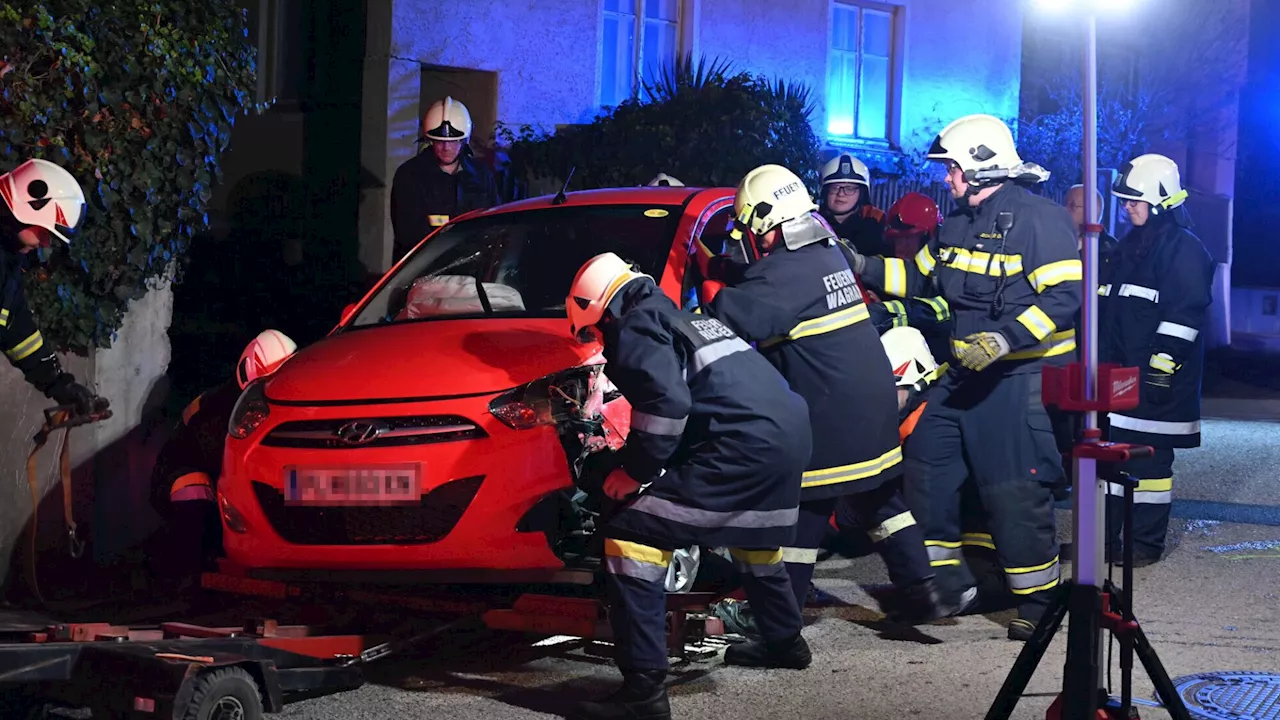 Autolenker fuhr in Hausmauer: drei Verletzte