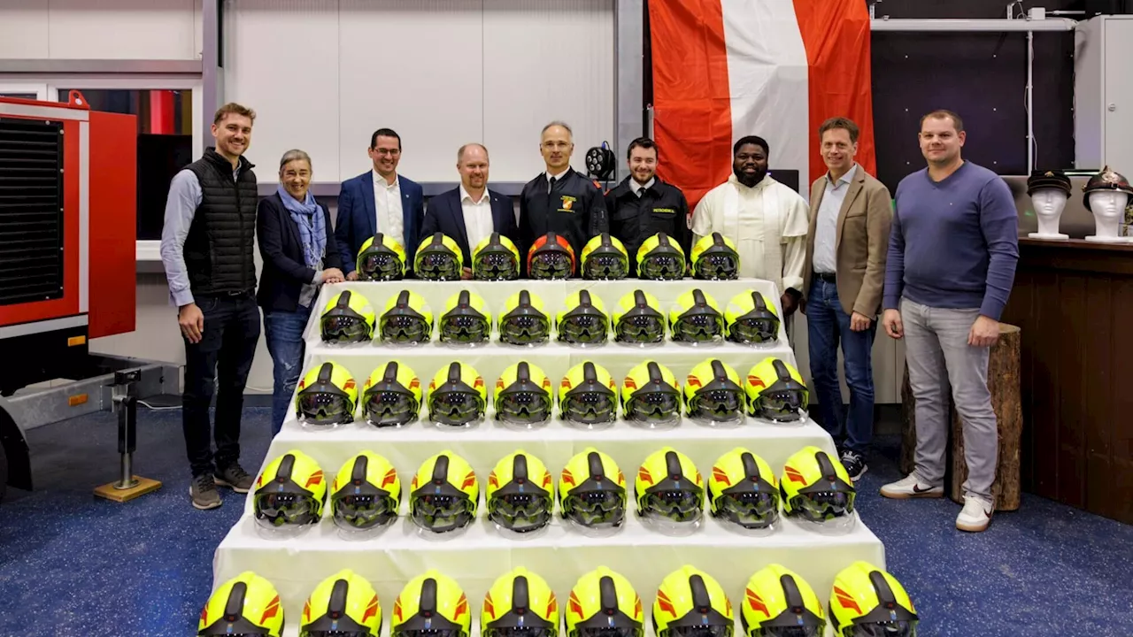 Neue Helme der Katzelsdorfer Feuerwehr wurden gesegnet