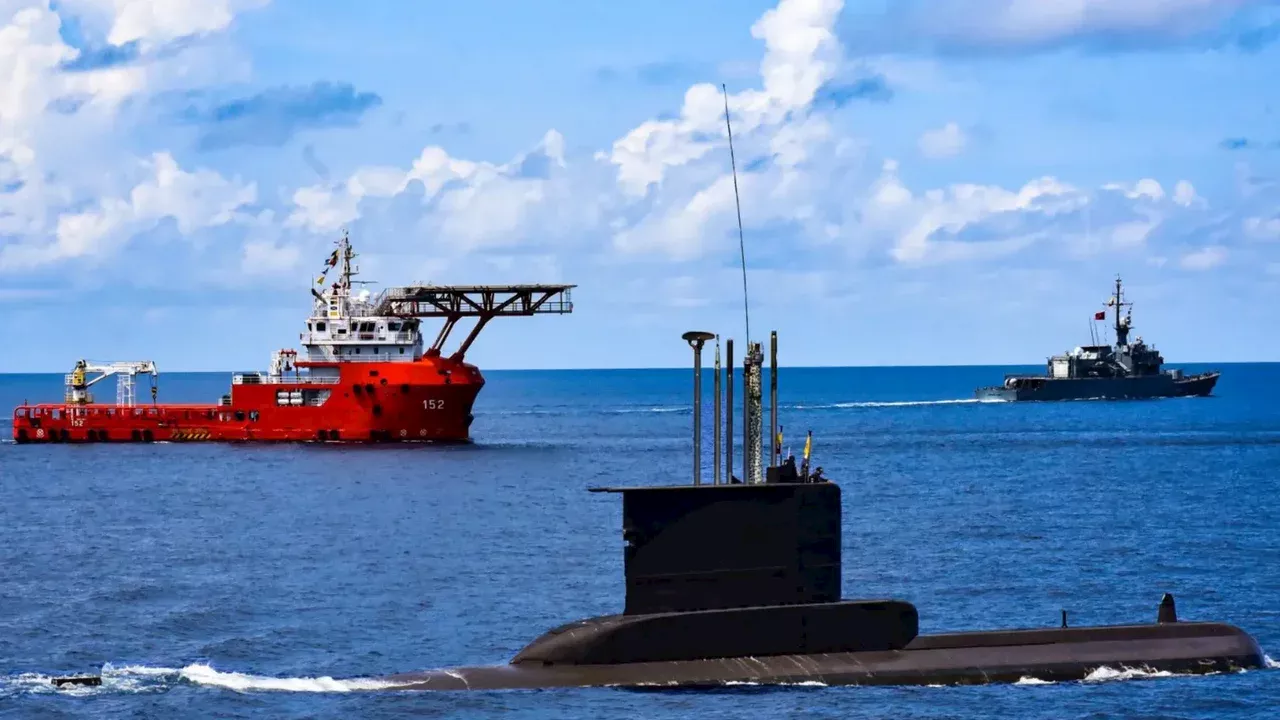 Video: momento exacto del angustiante ataque con drones a embarcación de la Armada en el Pacífico