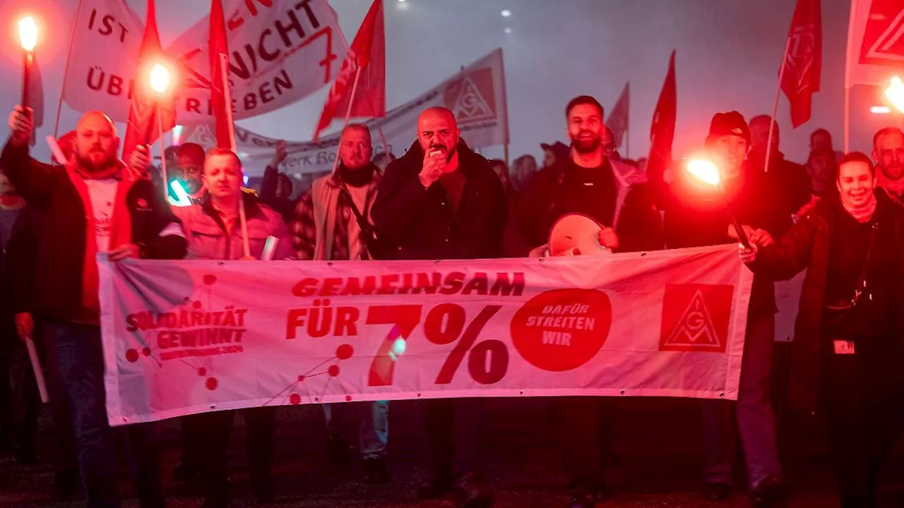 Niedersachsen & Bremen: Warnstreik in der Metall- und Elektroindustrie in Bremen