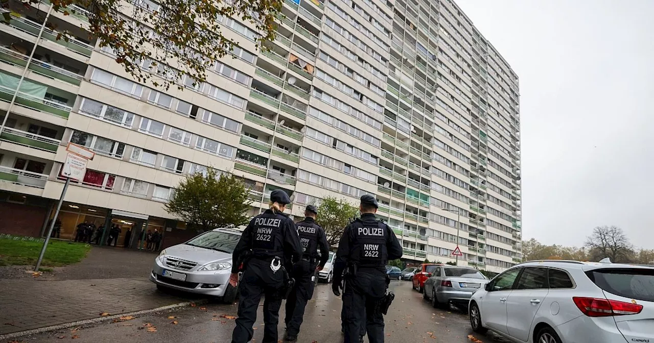 Behörden machen Großkontrolle in Duisburger Problem-Hochhaus